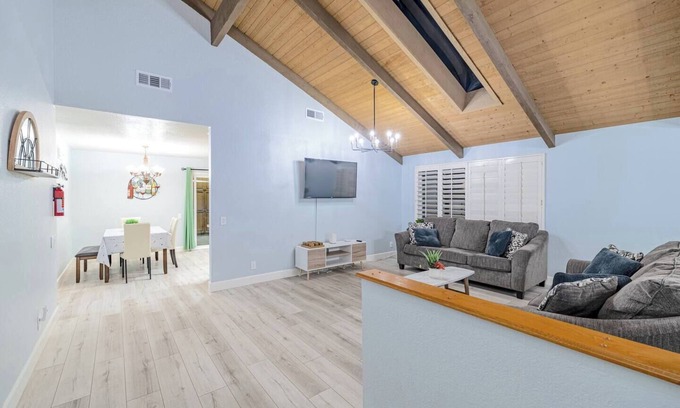 Laguna Hills House | One-Story w/Backyard & FastWiFi (Avocado Perch)