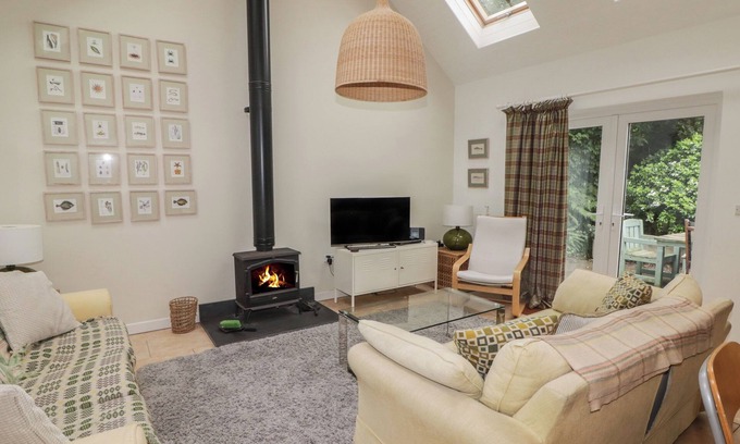 Dinas Cross Cottage | ONE TREE HOUSE, pet friendly, with open fire in Dinas Cross