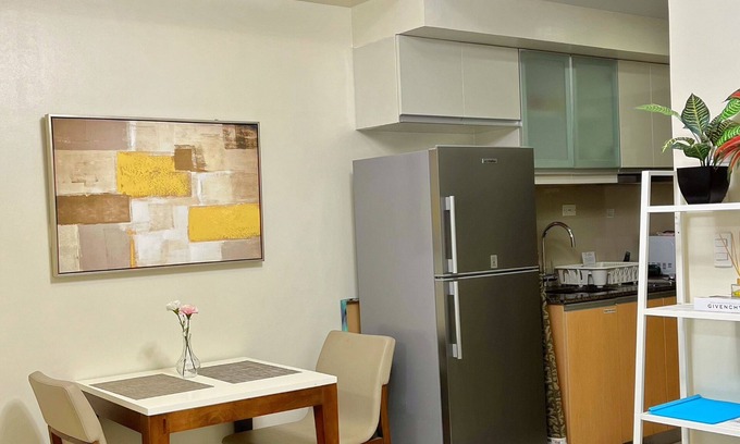 Guadalupe Nuevo Apartment | One Uptown Residence BGC 1BR, Netflix, w/pool use, fast WiFi