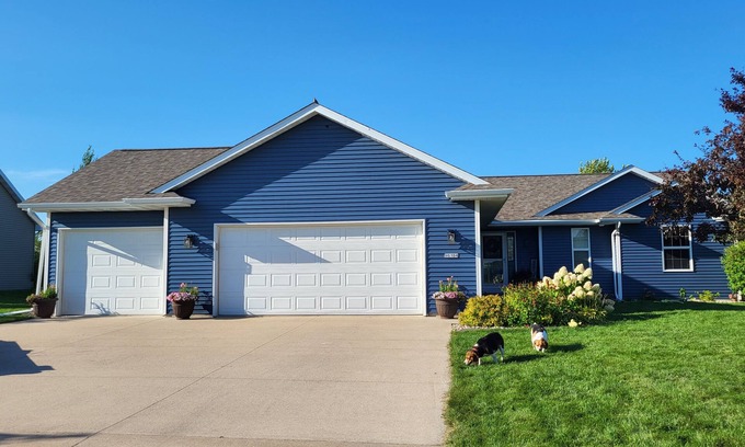 Butte Des Morts House | Only 30 minutes from Lambeau Field.