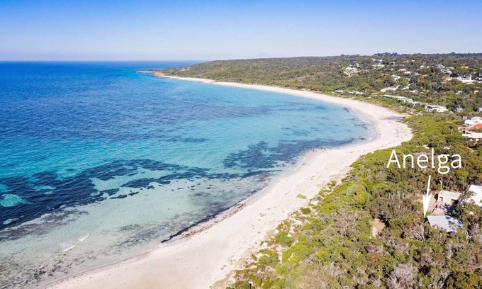 Eagle Bay House | Only footsteps away from the beach