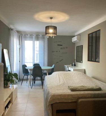 La Californie House | Only for ladies! Comfortable shared homestay, Nice west cosy flat with balcony, near airport, train, beach, public transport, supermarket