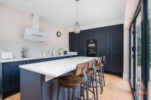 Petts Wood and Knoll Ski Chalet | OnSiteStays New Large modern 4 bed, Parking, Wifi, 2 x Bathroom