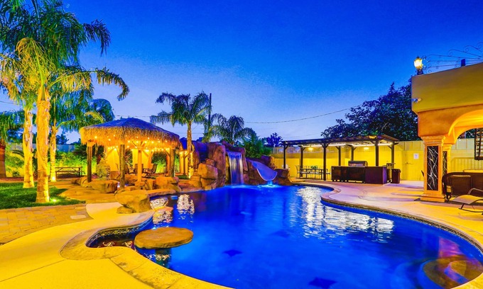 Las Vegas House | OO Urban Oasis 9BD/8BA Villa Near Vegas Strip-3.4mi