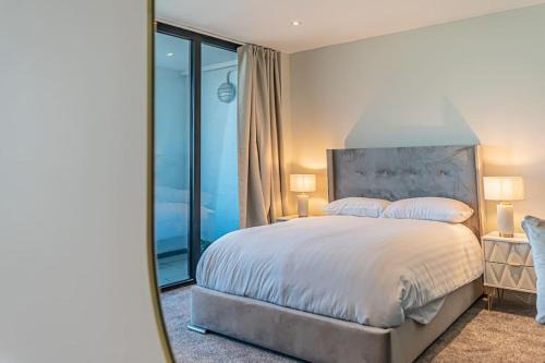 The Docks Apartment | OPEN BALCONY RIVER VIEW! WoW