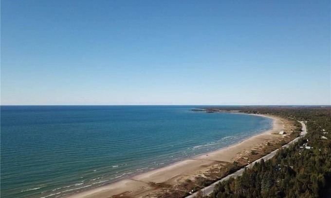 Sauble Beach Cottage | Open Concept 2 Bedroom Cottage Close To The Beach