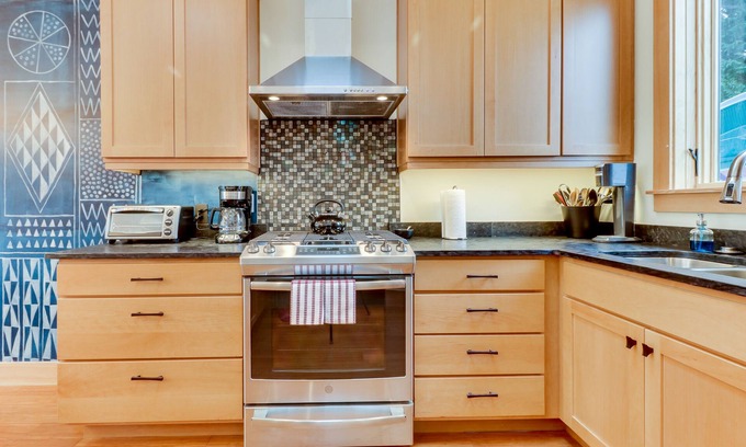 Concordia House | Open layout home in quiet location, close to shops/restaurants - free WiFi