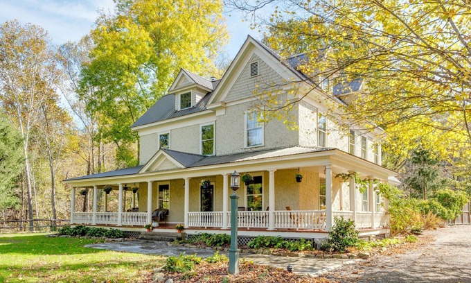 Hot Springs House | Open! Make Sweet Memories,Well Appointed Farmhouse