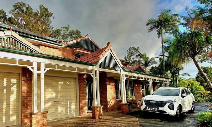 Oxenford House | Opening special n 5 minutes to theme parks and Top golf