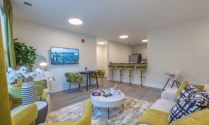 Orange Apartment | Opulence n Olive ~ 4bath, 10 beds+Park 2 cars FREE