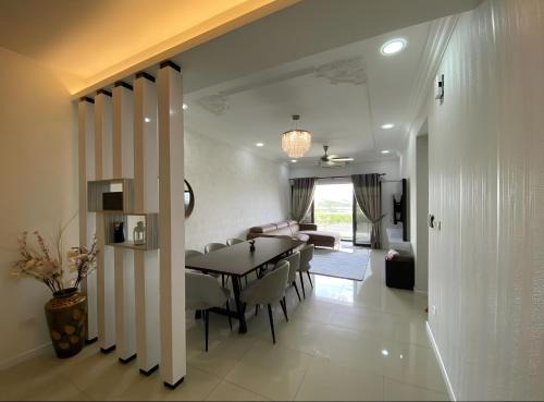 Bukit Jelutong Apartment | Orak Villa Homestay at Suria Residence