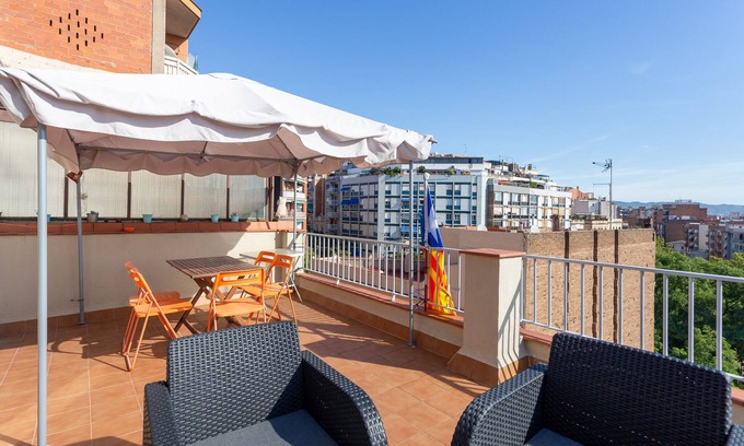 El Camp de l'Arpa del Clot Apartment | Orange Duplex with sunny terrace in Barcelona