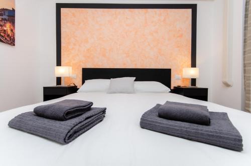 Varesine House | Orange Room