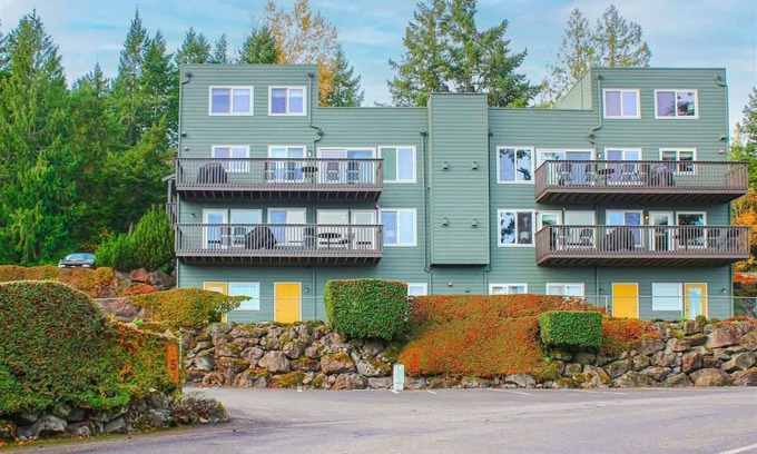 Adelma Beach House | Orca Oasis Condo Stunning Views Over Discovery Bay
