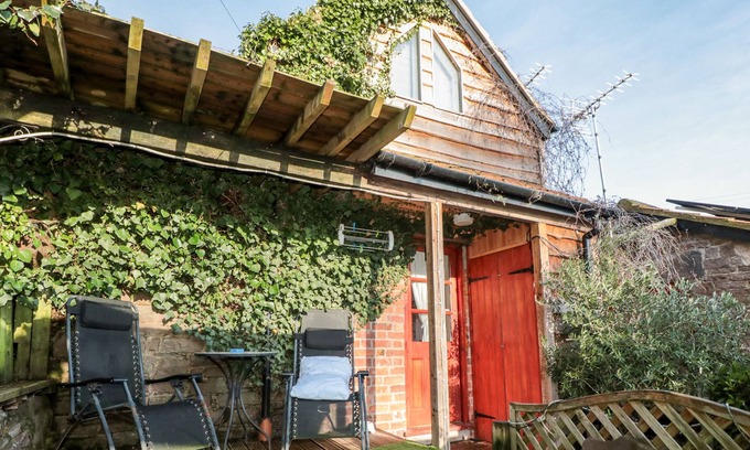 Blakeney Cottage | ORCHARD COTTAGE, pet friendly, character holiday cottage in Blakeney
