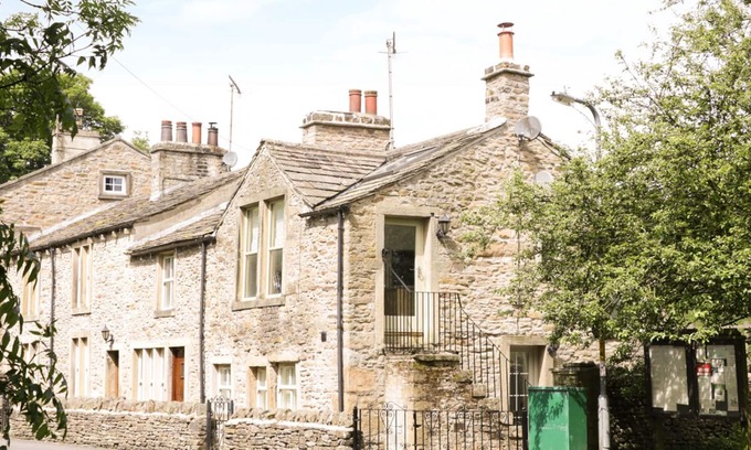 Lothersdale Cottage | ORCHARD COTTAGE, pet friendly, with open fire in Lothersdale