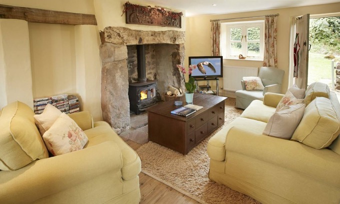 Tintern Cottage | Orchard holiday cottage is a beautiful romantic dwelling ideal for couples. This perfect property is
