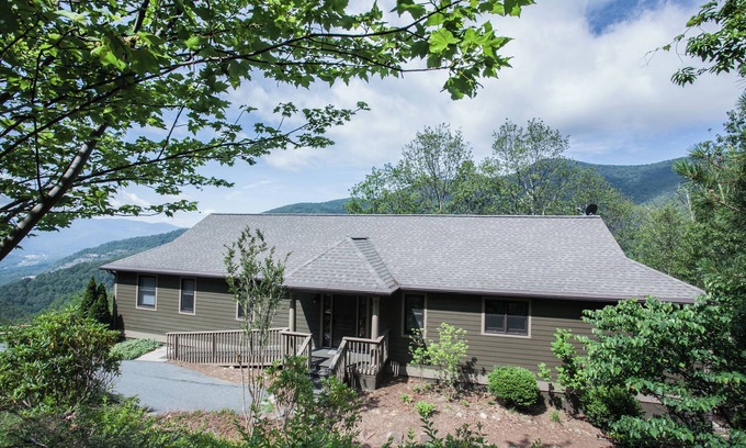 Laurel Ridge House | Orchard Knob | Pet Friendly, 15-Min to Town & Spectacular Mountain View!