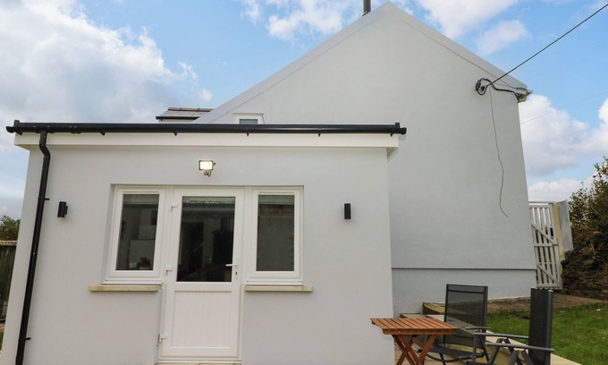 Pembroke Cottage | ORCHARD VIEW, pet friendly, with a garden in Pembroke