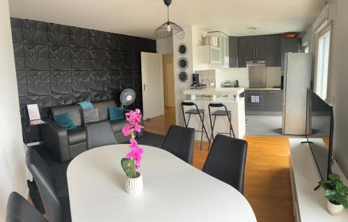 Choisy-le-Roi Apartment | ORCHIDÉES CHOISY 5Pers Parking Wifi