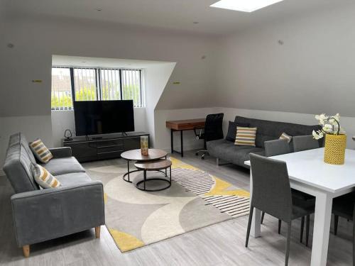 Kidlington Apartment | Orchid Lodge - Two Bed Generous Flat - Parking, Netflix, WIFI - Close to Blenheim Palace & Oxford - F4