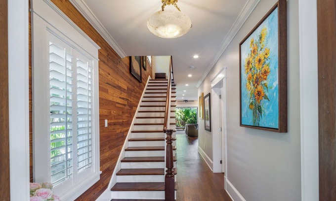 White St. Gallery House | Orchids-N-Paradise 3 En-suite Bedrooms, Cottage Fully Fenced Front Porch & Yard