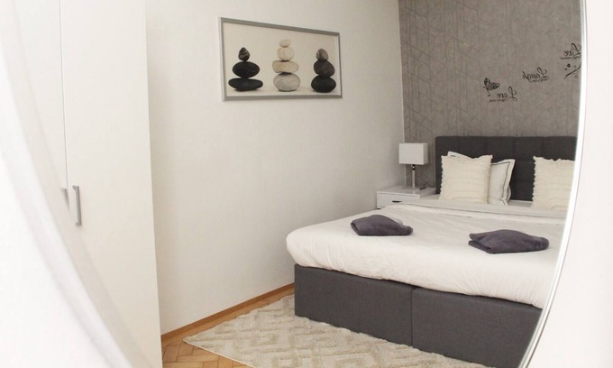 Roßau Apartment | OrestaLiving - On the Danube Canal Friedensbrücke