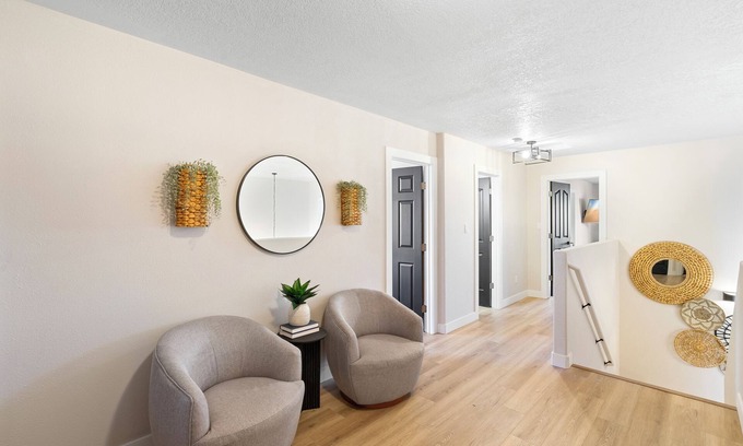 Ventana Ranch House | Organic Modern Home in NW ABQ/RR 4bd 2.5 ba- 7 min from INTEL