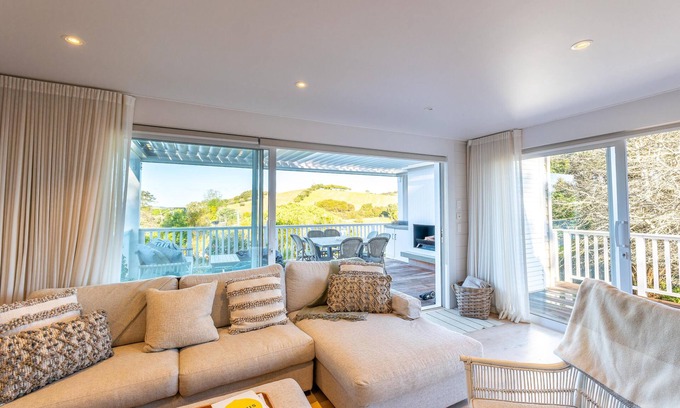 Oneroa House | Oriwa Villa, Oneroa Village - near Mudbrick and Cable Bay - Welcome to Oriwa Villa, a luxurious 4 bedroom, 3 bathroom family home. This exquisite holiday home is designed to provide the perfect getaway, offering a blend of elegance, modern amenities,