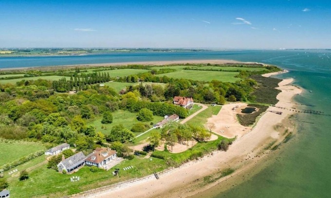Maldon Apartment | Osea Island: Sea Essence Penthouse