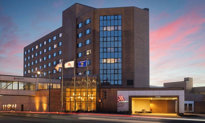 Oshkosh Hotel | Oshkosh Marriott Waterfront Hotel & Convention Center