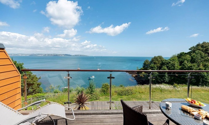 Brixham Cottage | Osprey 2 - The Cove - sleeps 4 guests in 2 bedrooms