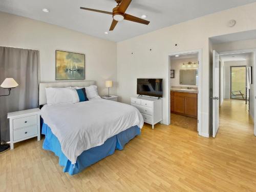 Mission Beach House | Ostend Escape - Multiple Patios, Large Rooftop, Water Views, Garage & Fast Wifi