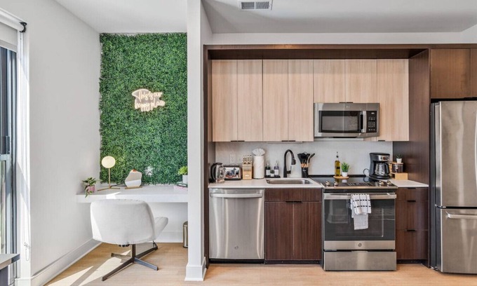 Pendleton Apartment | OTR | King Bed l Free Parking | Gym | Top Floor