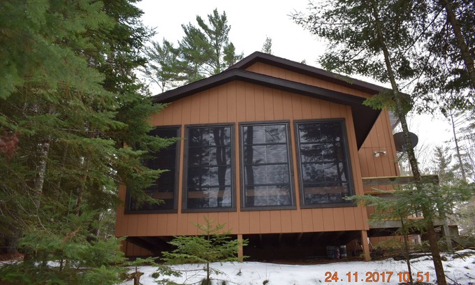 Presque Isle Cabin | Otter Bay Cabin.A Beautifully Furnished Lakefront All Season Cabin!