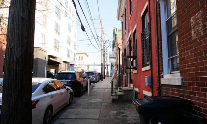 Spruce Hill Apartment | Oui on Ludlow - Studio room with private bathroom in University City