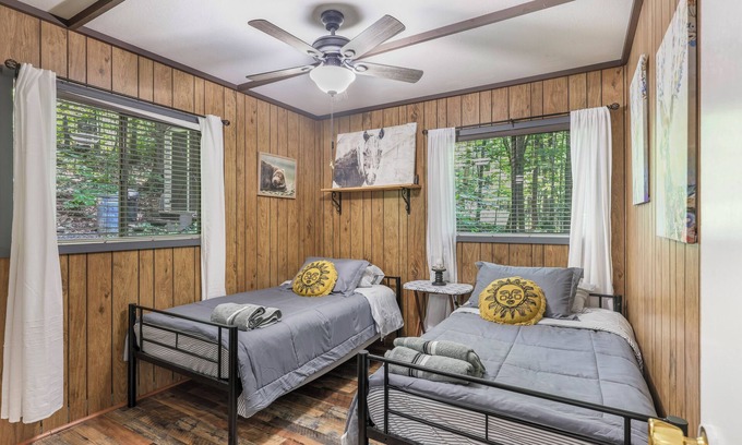 New Market Cabin | "Our Cute Cabin" - AC/heating, Sauna, cold plunge, High speed internet & firepit