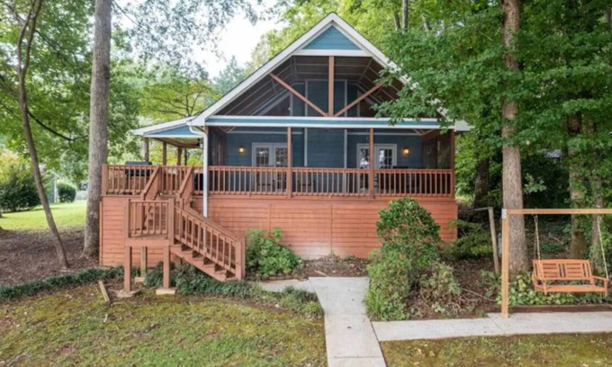 Milledgeville House | Our Happy Place with a view on Lake Sinclair