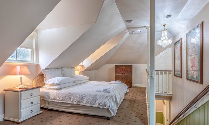 Sofala Bed & Breakfast | Our Loft sits above our Guest House main residence with balcony view
