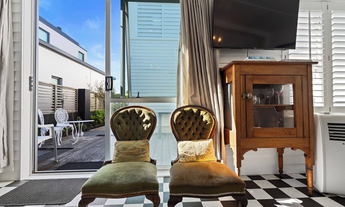 Mount Maunganui Cottage | Out the Back Studio - Mount Maunganui Apartment