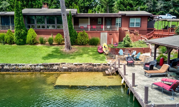 Lakemont House | Outdoor adventure on Lake Rabun with floating, swimming, & kayaking