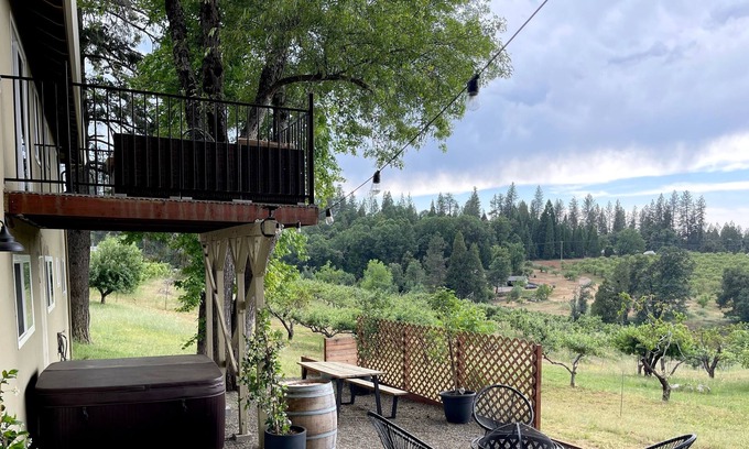 Apple Hill House | Outdoor Dinning, Hot Tub, + Horseshoe Pit
