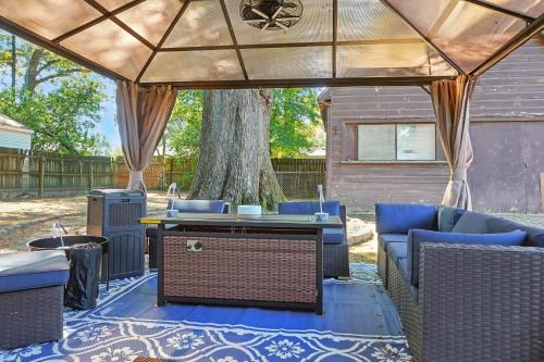 East Memphis House | Outdoor Oasis! Connected To Green Line & Shelby Farms