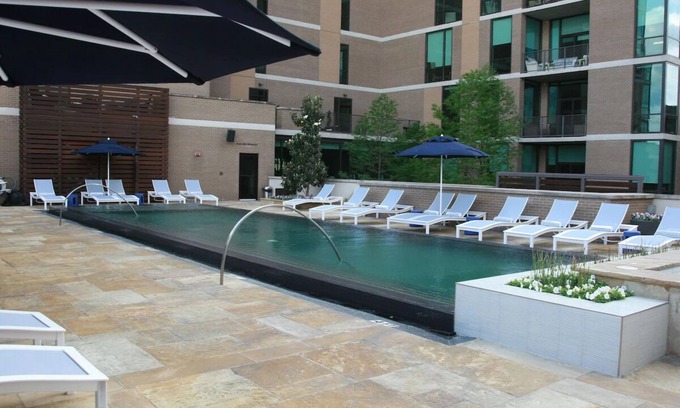 Glencoe Hotel | Outdoor Pool & Pet Room Near Highland Park Shopping