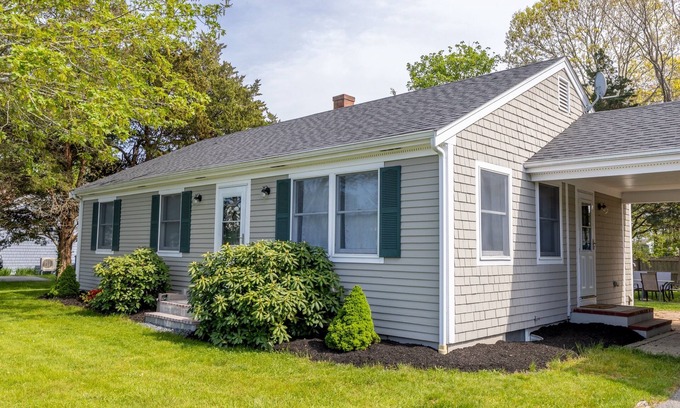 East Falmouth Cottage | Outdoor Shower, Firepit, BBQ, AC units and more! Near downtown and beaches!