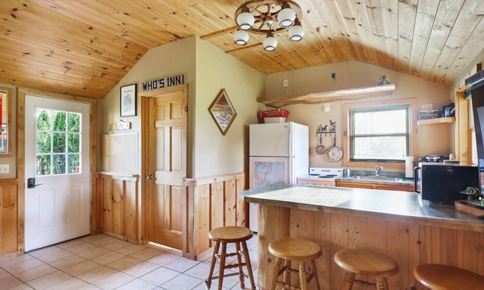 Gilford Cabin | Outdoorsman log cabin near the bay.