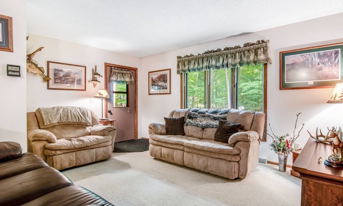 Hazelhurst House | Outdoorsy Ranch w/Full Kitchen, Furnished Deck, Firepit, Central A/C - Dogs OK