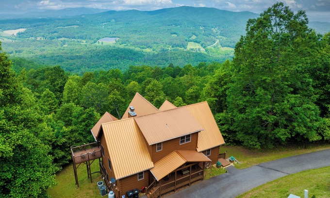 Brasstown Cabin | Outlaw Mountain Lodge: Fire Pit & Panoramic Views!