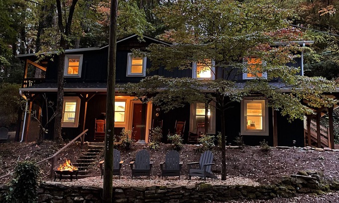 Clayton House | Outside Hot Tub. Low Cleaning Fee. Walk to Town. Wi-Fi, Fire Pit, Free Parking.