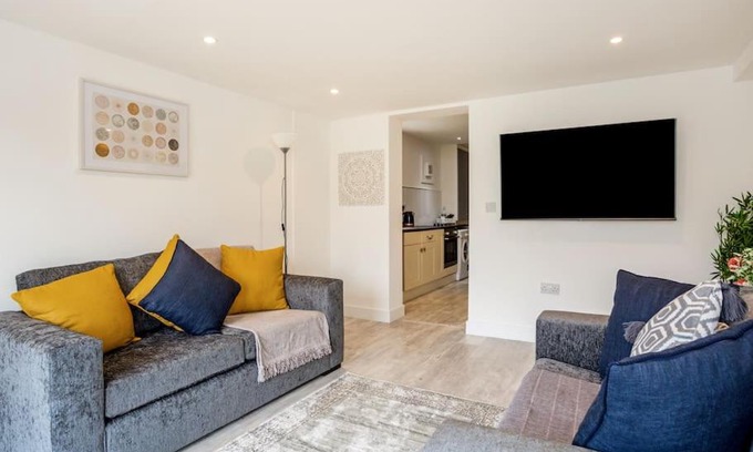 Windsor House | Outstanding 6 Sleeper - Great Location - Legoland
